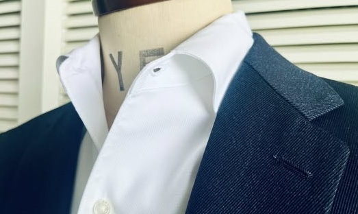 ノータイでも洗練・「白シャツ」の選び方